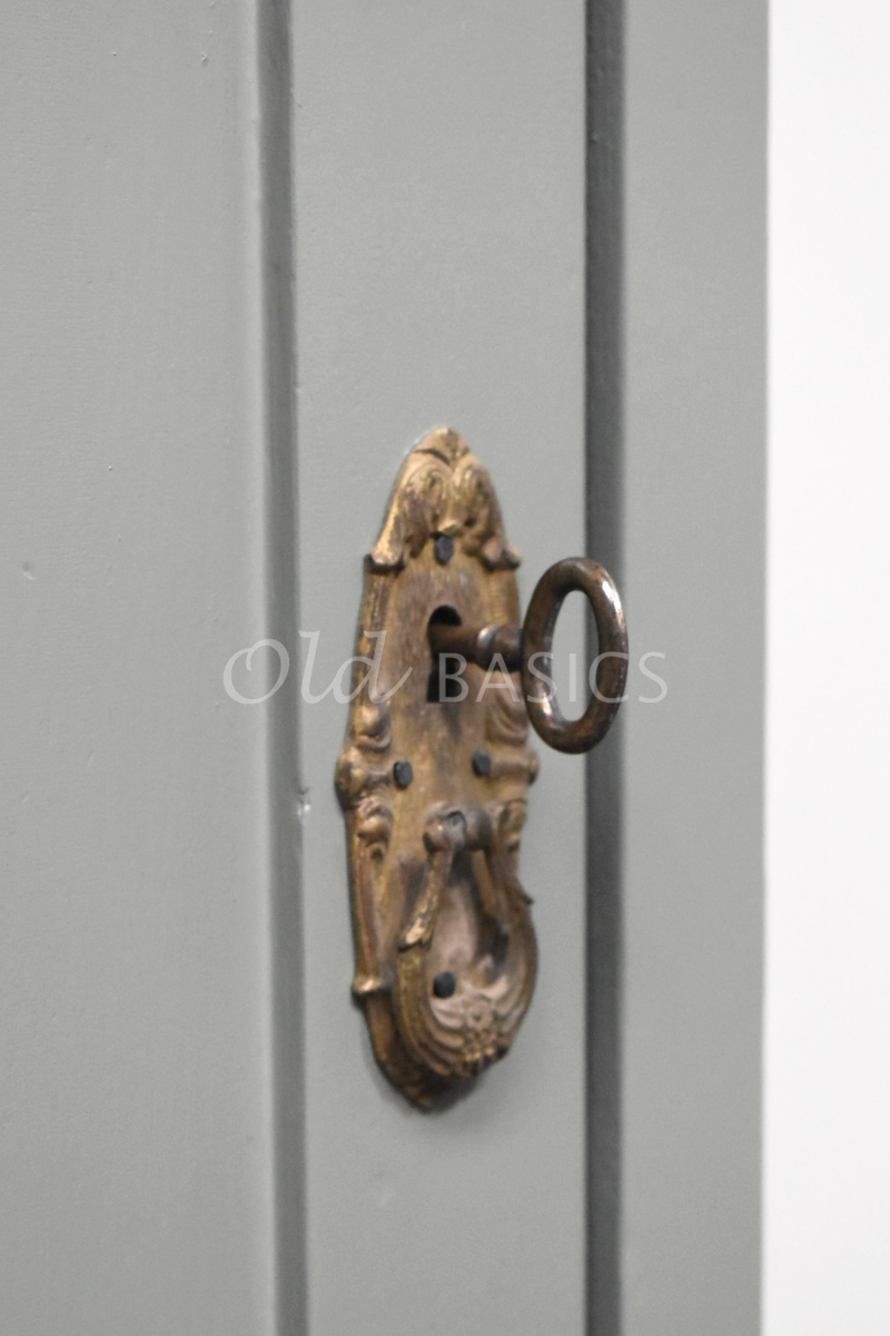 Detail van Smalle kast links, grijs, groen, materiaal hout